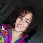 Profesora de psicología apta para cualquier edad y nivel.